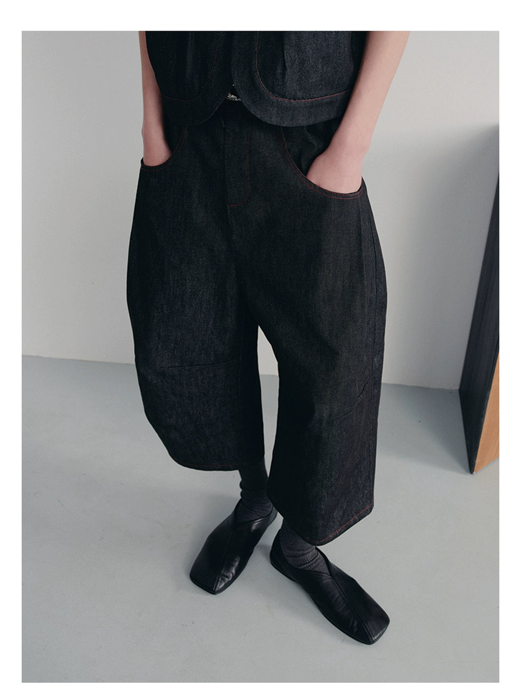 JCAESAR Original Bull Red Line Pleated Cropped Pants