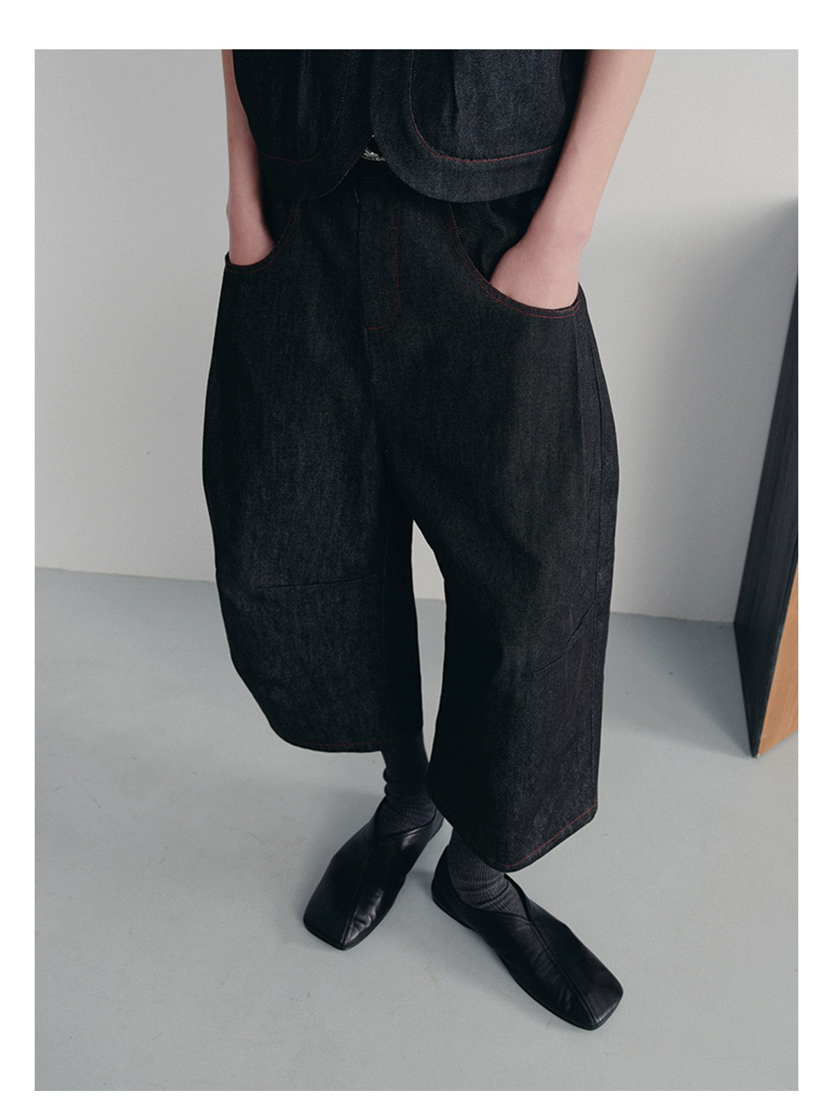 JCAESAR Original Bull Red Line Pleated Cropped Pants