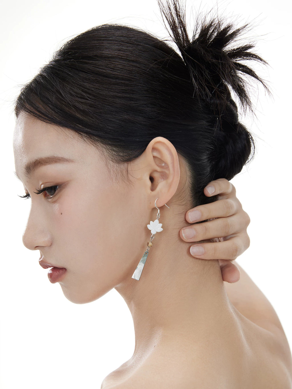 NO SOLUTION Natural Dish Shell Lotus Earrings