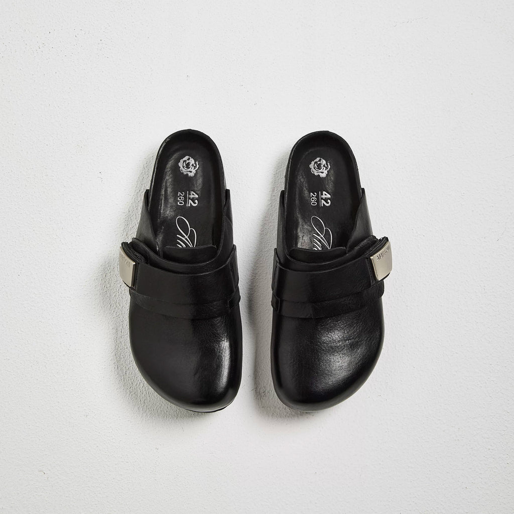 AMBSOM Leather Closed-Toe Clog