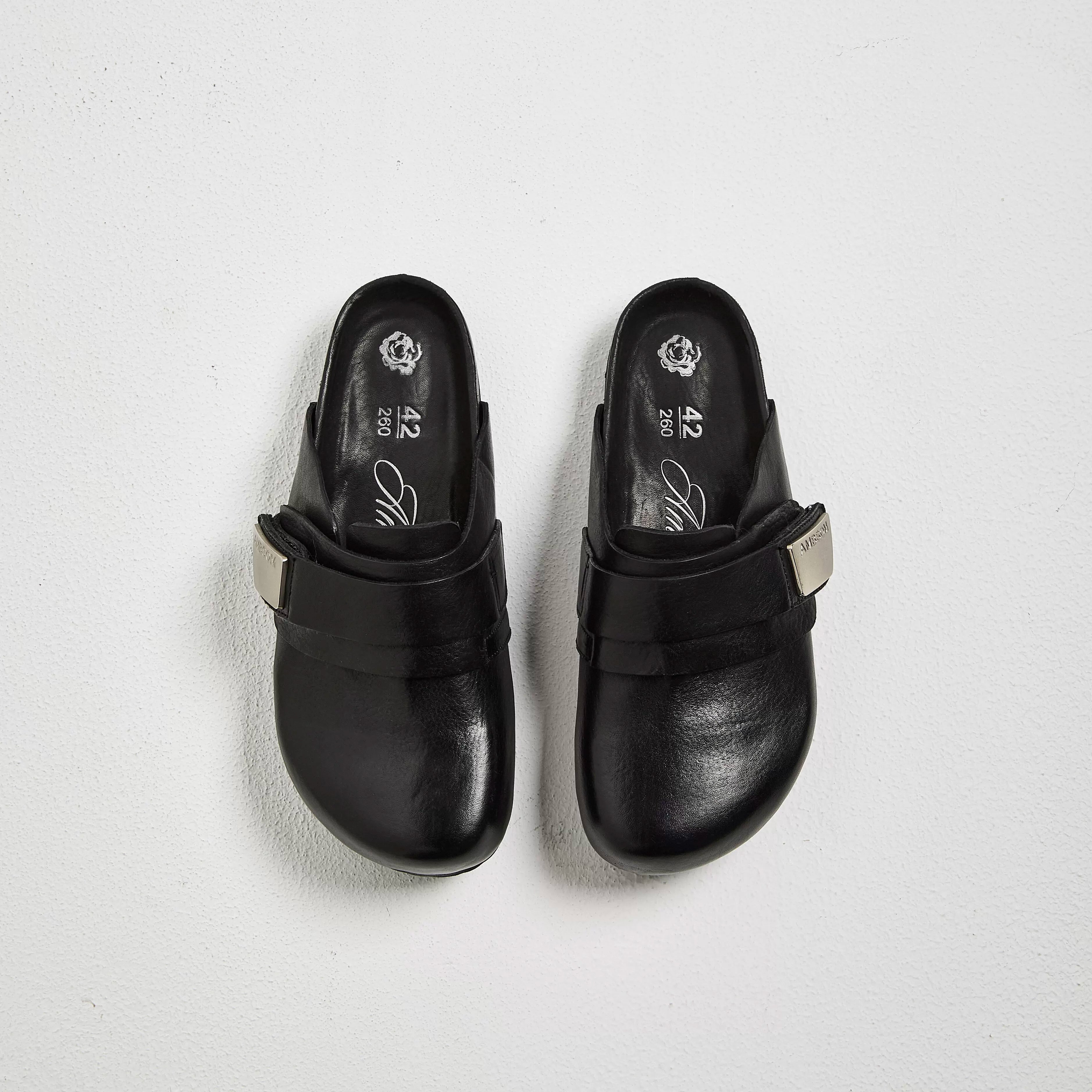 AMBSOM Leather Closed-Toe Clog