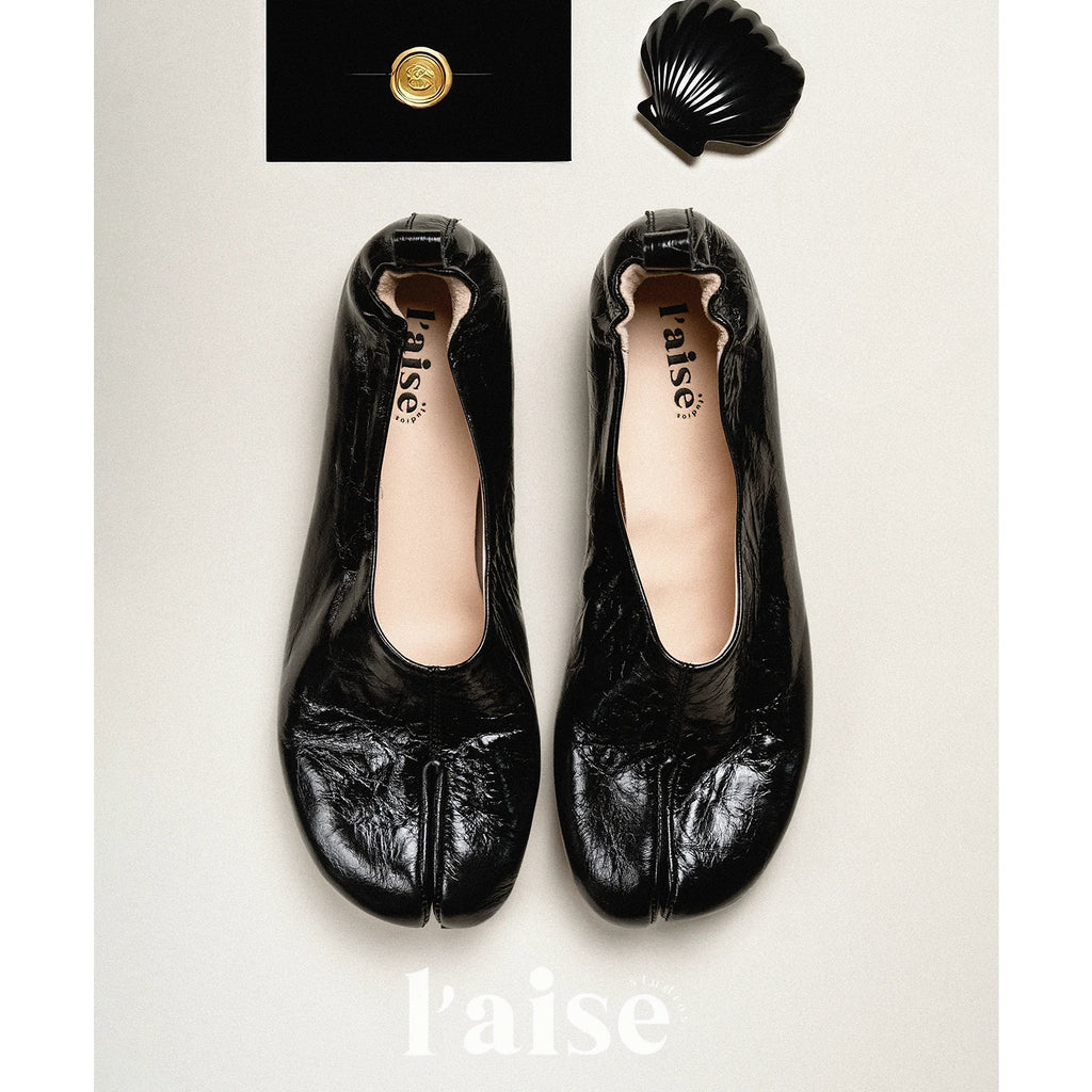 L'aise Wrinkled Patent Leather Split-Toe Low-Heel Tabi