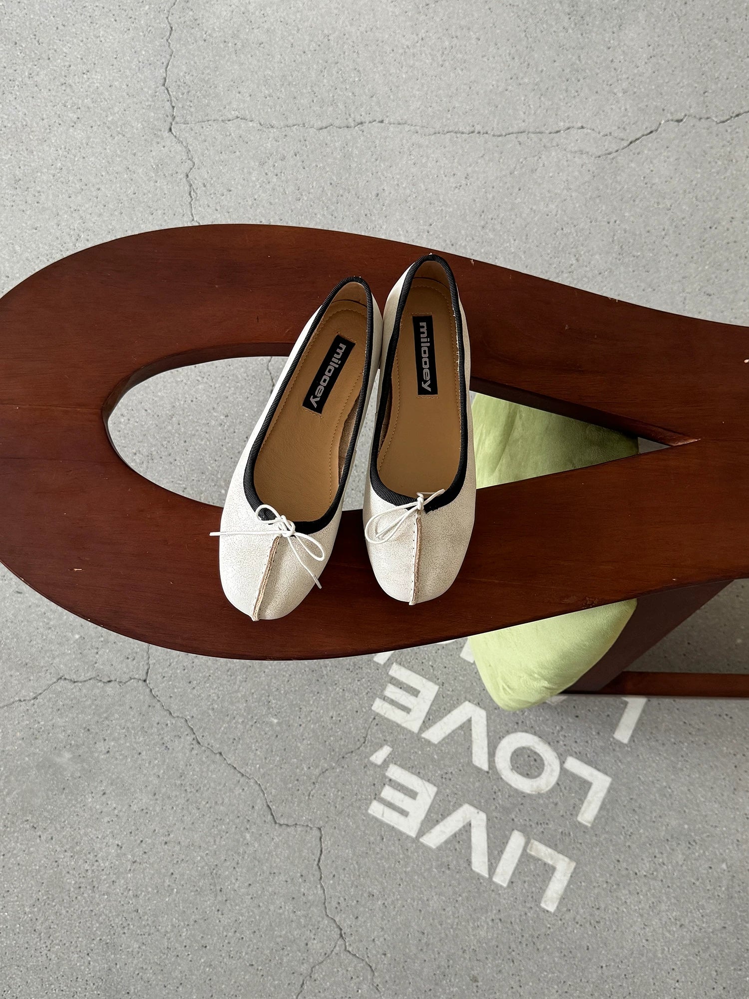 MILOOEY Leather Round-Toe Slip-On Ballet Flat