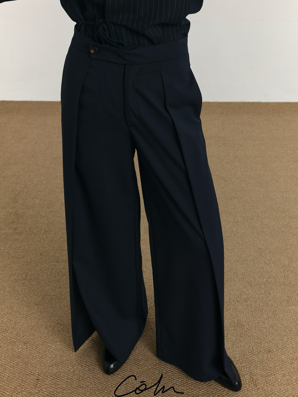 COLN Line-sensitive Flyer Slightly Wide Flared Pants
