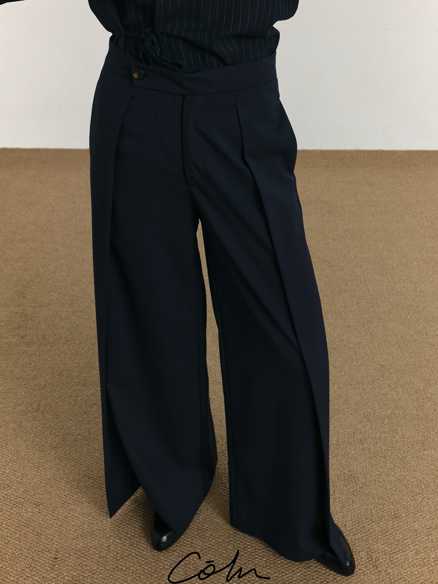 COLN Line-sensitive Flyer Slightly Wide Flared Pants