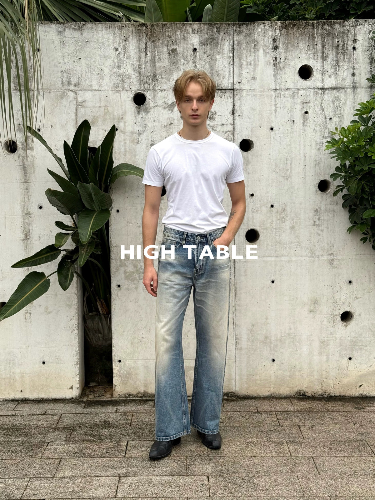 HIGH TABLE 1.0A Straight-Leg Mid-Rise Jeans