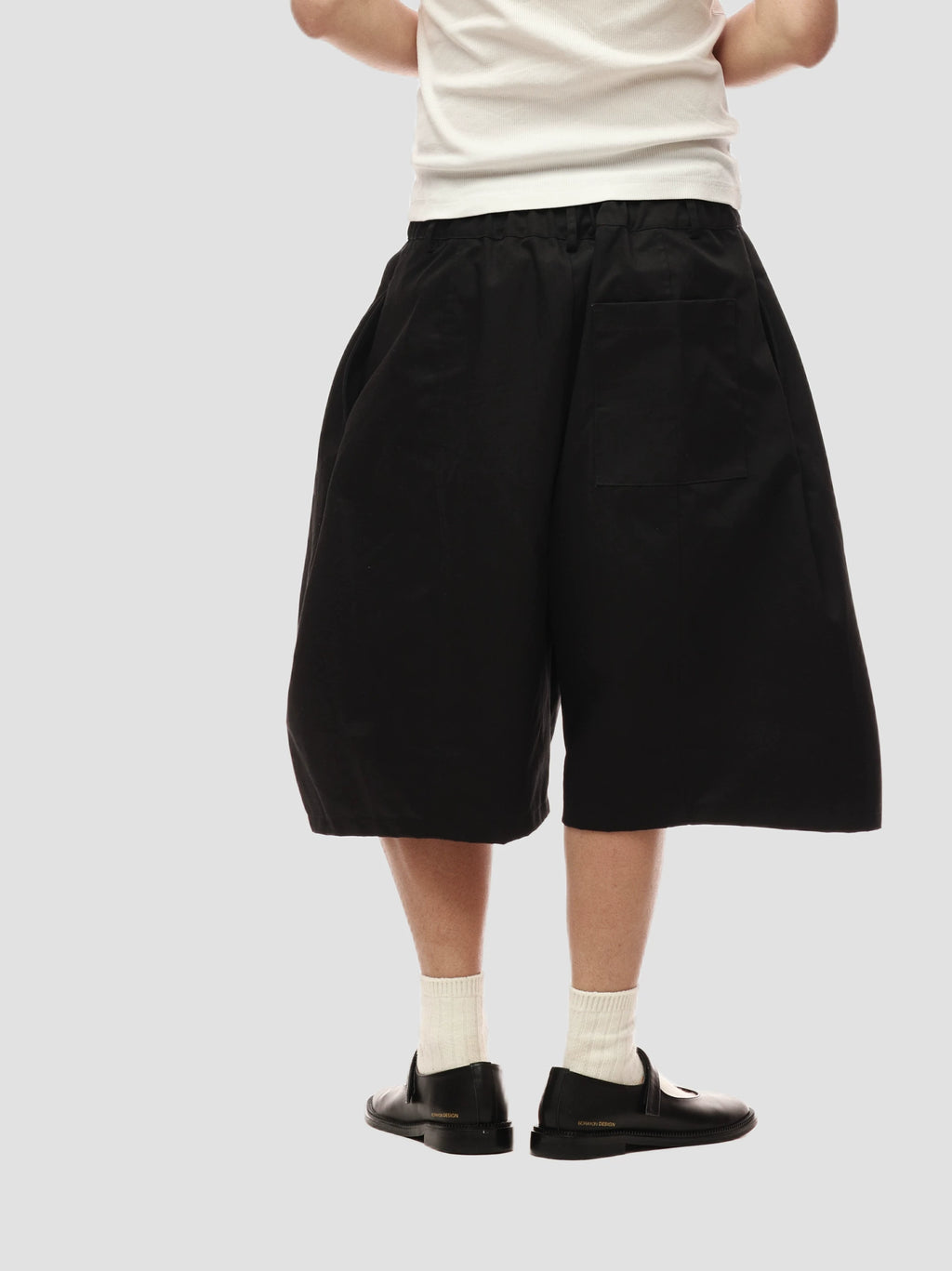 6CRAYON Black Double-Pleat Loose Wide-Leg Shorts