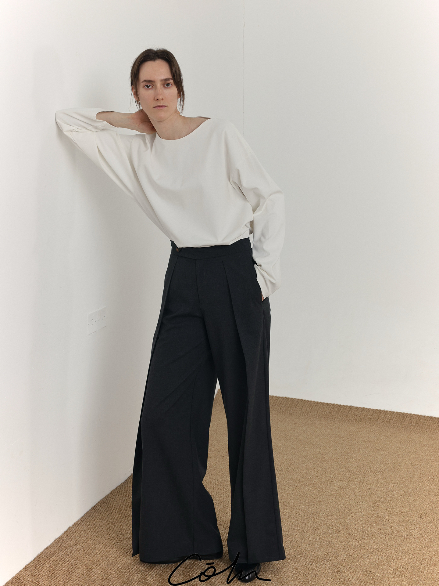 COLN Line-sensitive Flyer Slightly Wide Flared Pants