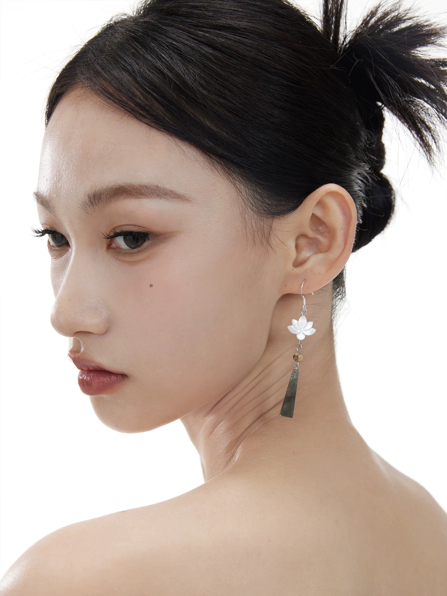NO SOLUTION Natural Dish Shell Lotus Earrings