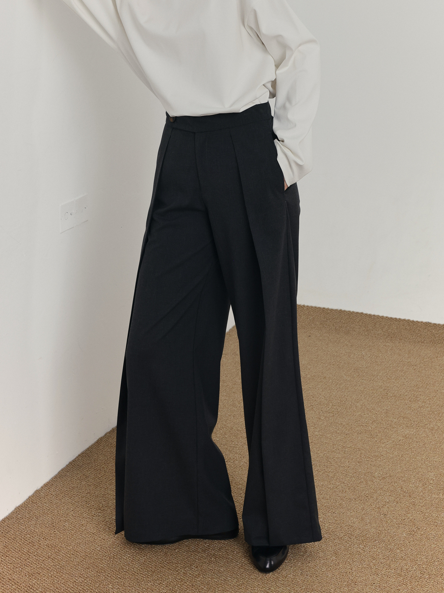 COLN Line-sensitive Flyer Slightly Wide Flared Pants