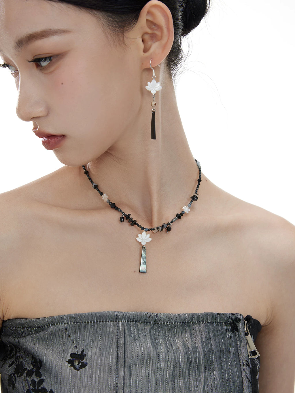 NO SOLUTION Natural Dish Shell Lotus Earrings