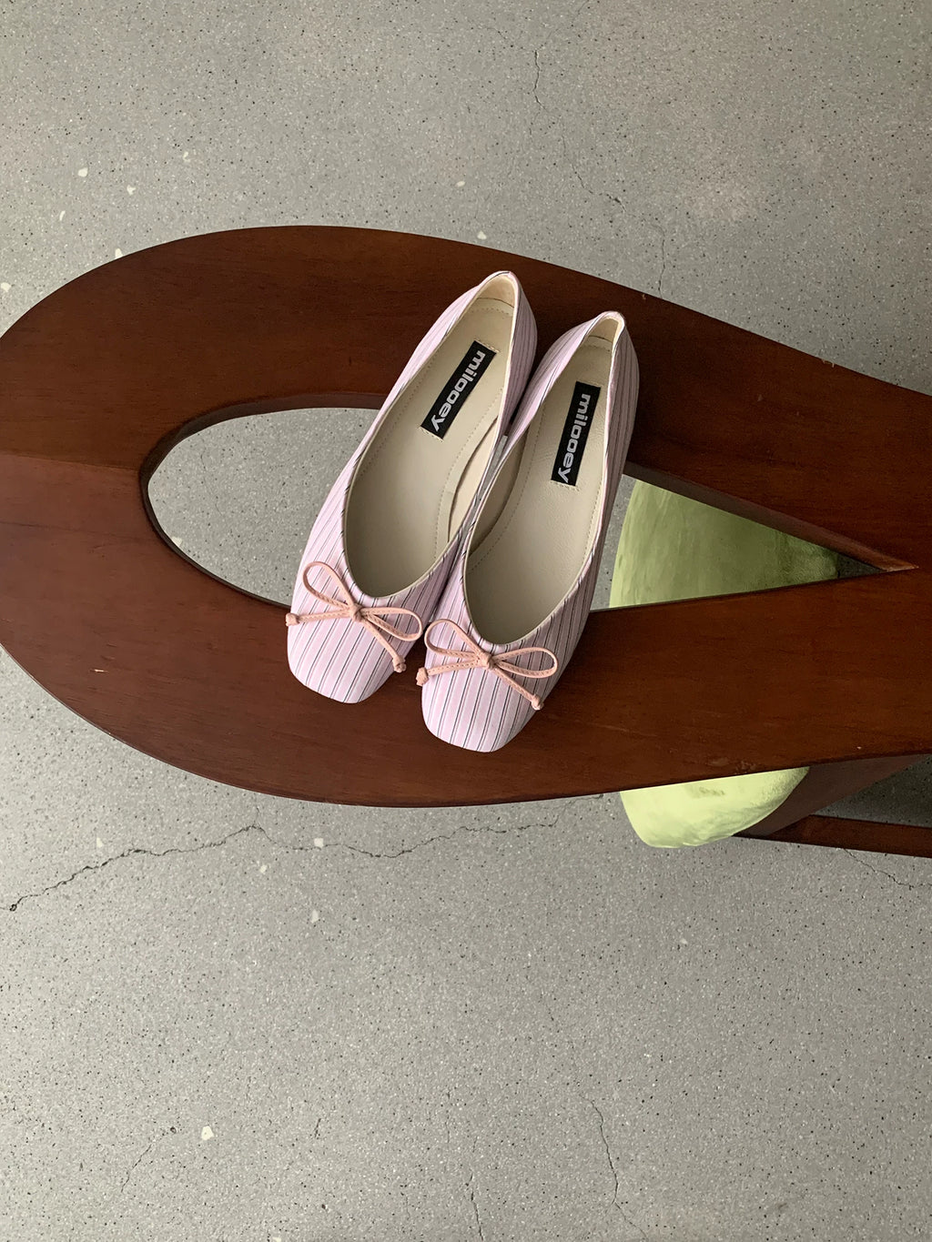 MILOOEY Leather Round-Toe Ballet Flat