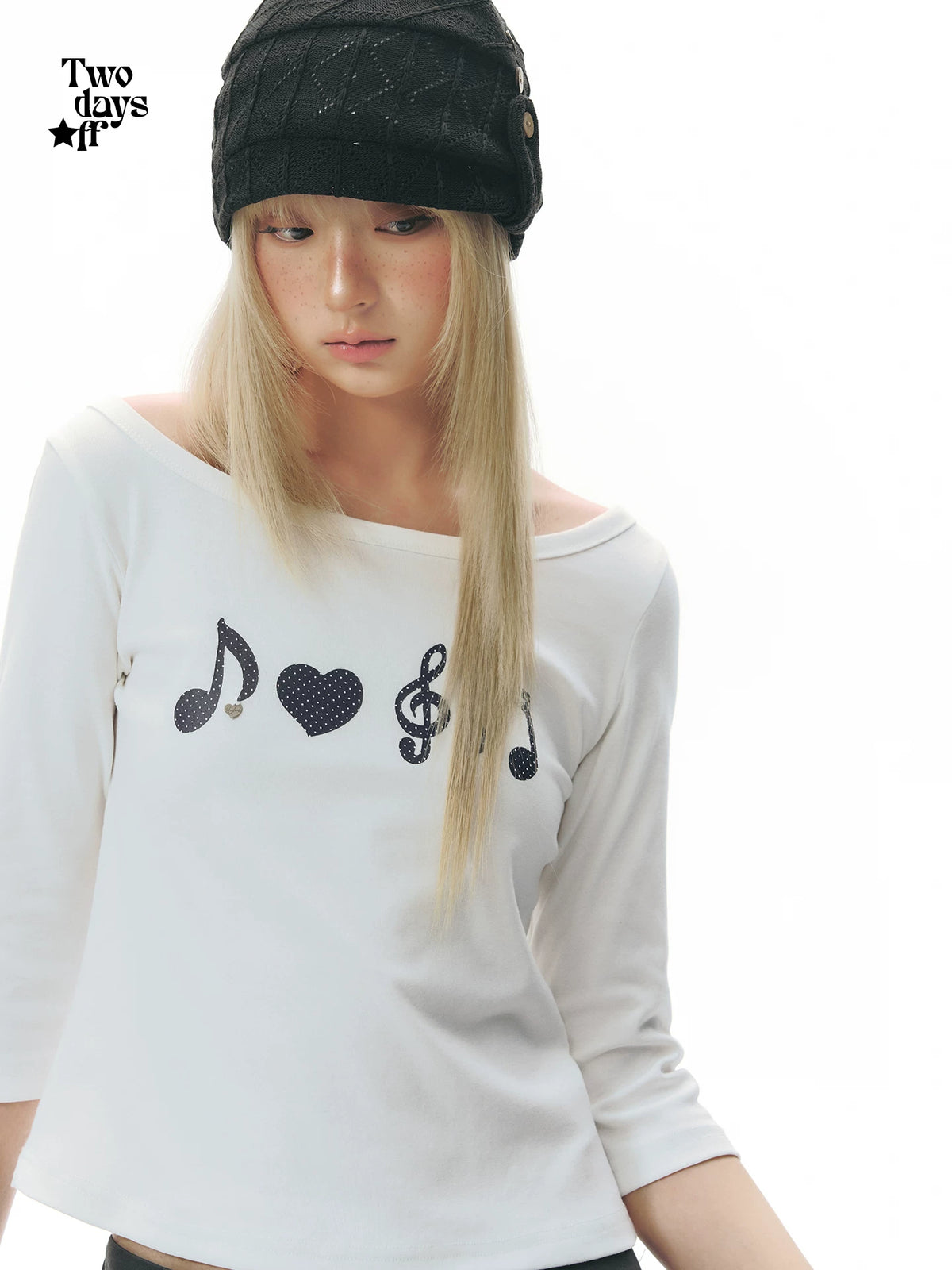 Two days off lab Music Note Off-Shoulder Slim Fit Tee