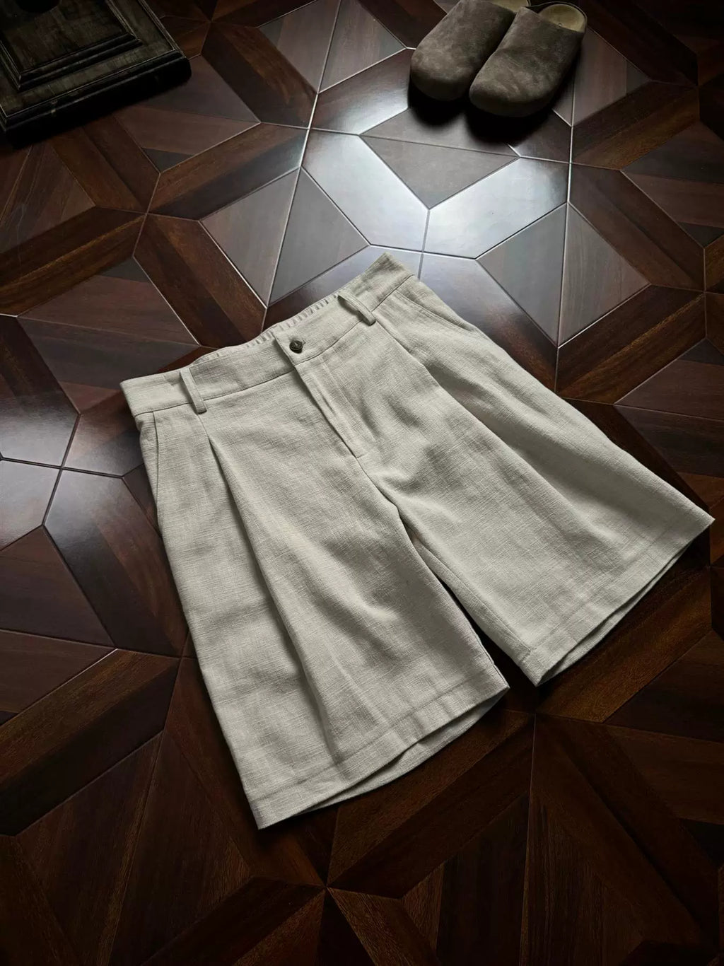 AMBSOM Pleated Straight-leg Shorts