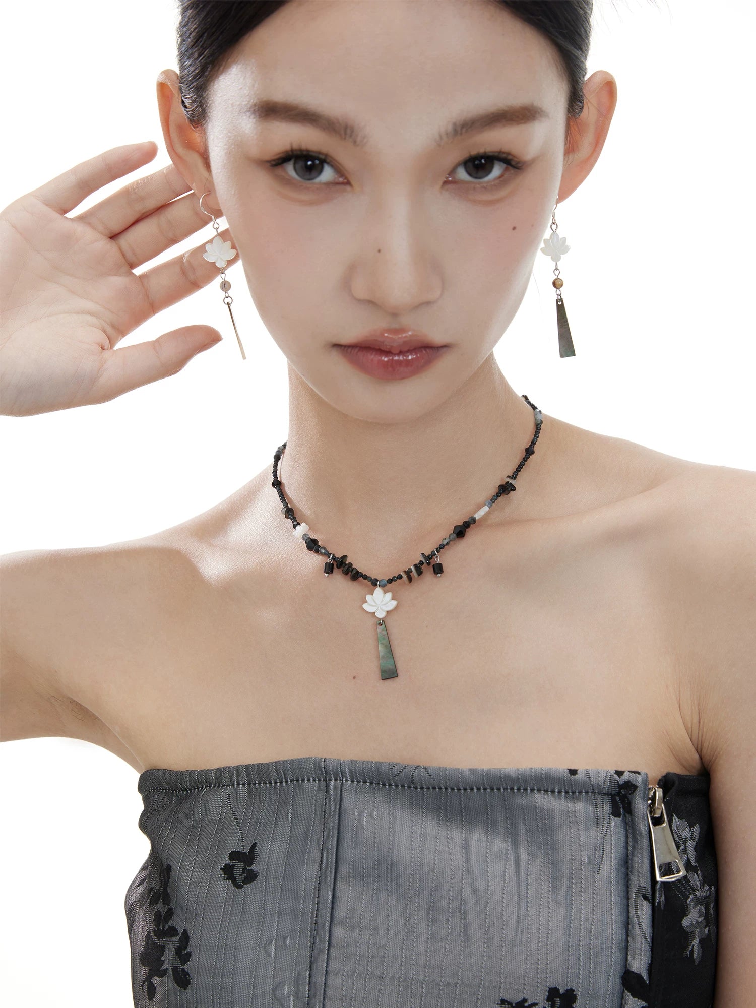 NO SOLUTION Natural Dish Shell Lotus Earrings