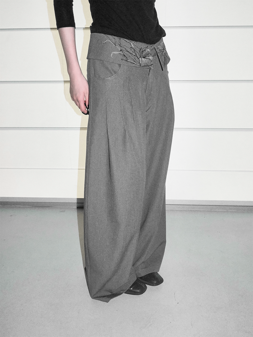 LOUMUTAKU Floral-embroidered Loose-fitting Wide-leg Suit Pants