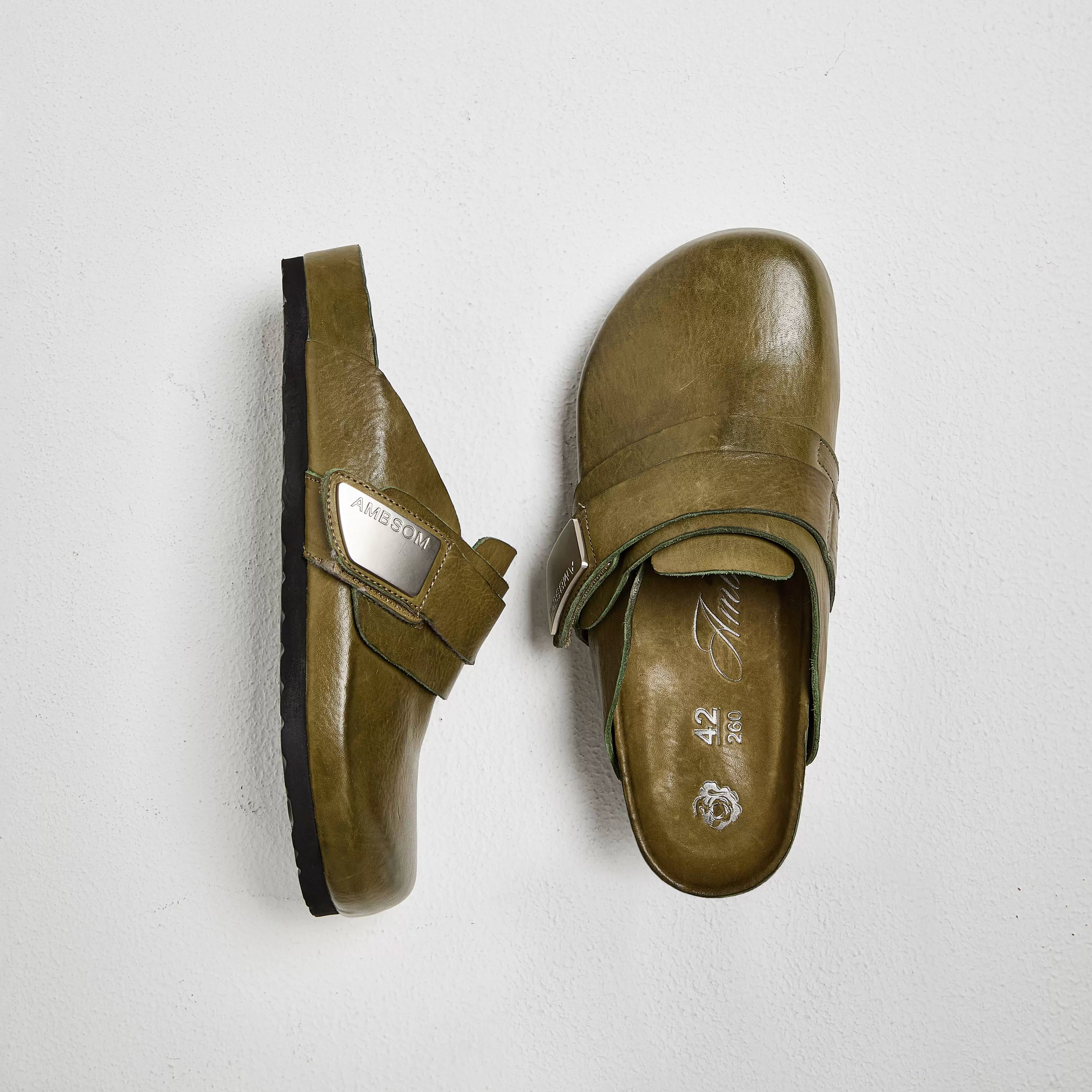 AMBSOM Leather Closed-Toe Clog