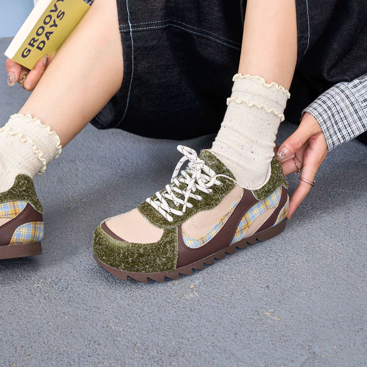 MASOOMAKE Mesh Lace-Up Color-Block Round-Toe Sneaker