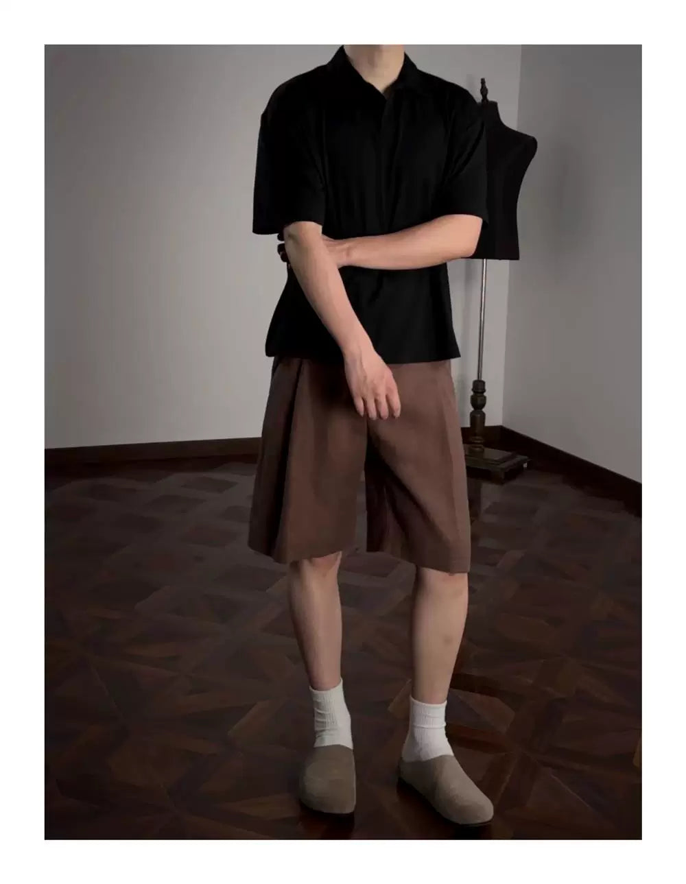 AMBSOM Pleated Straight-leg Shorts
