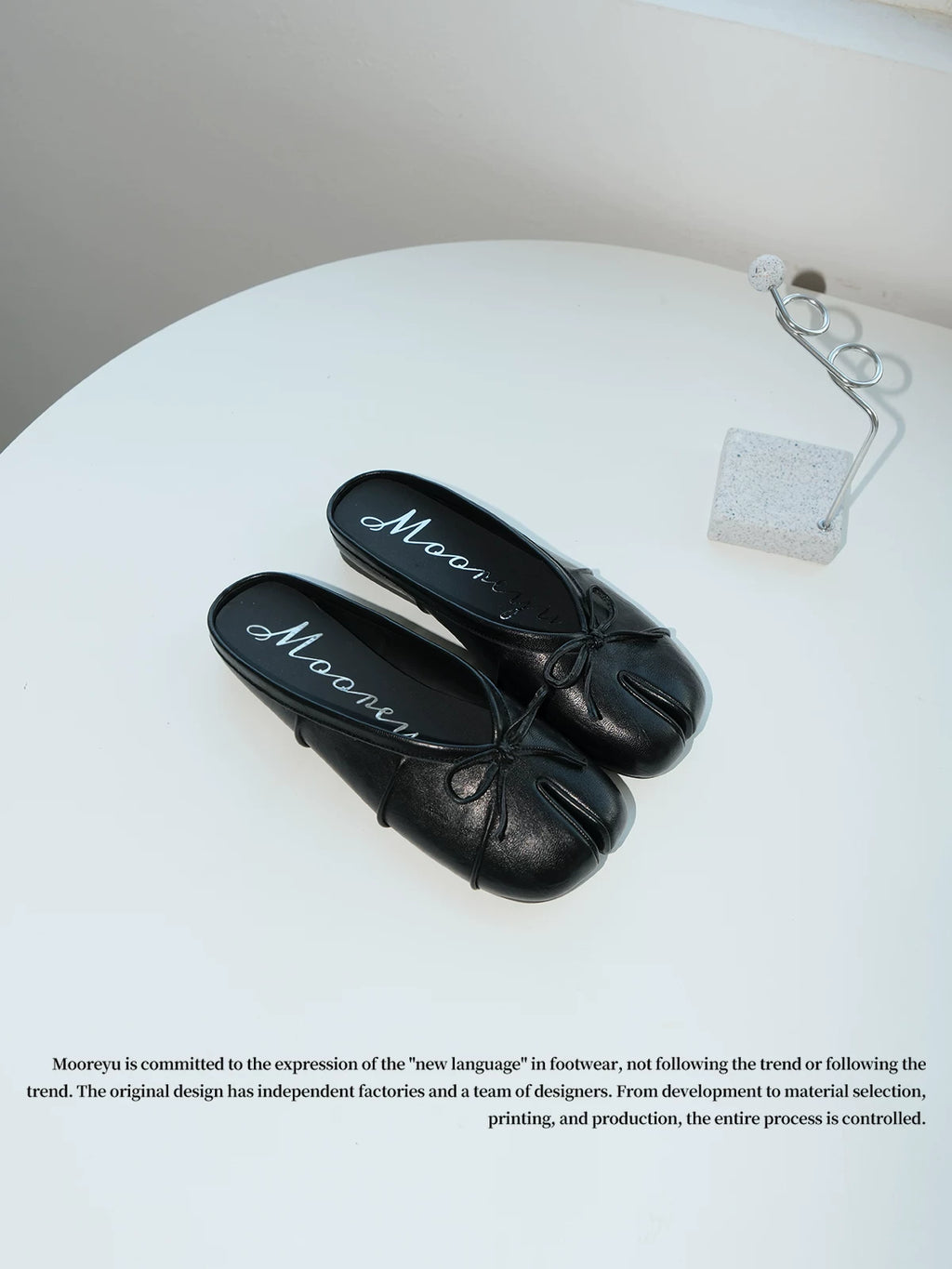 Mooreyu Silver Split-Toe Bow Ballet Flat