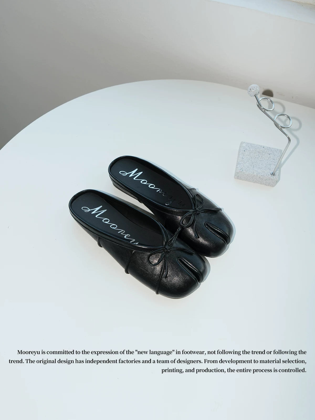 Mooreyu Silver Split-Toe Bow Ballet Flat