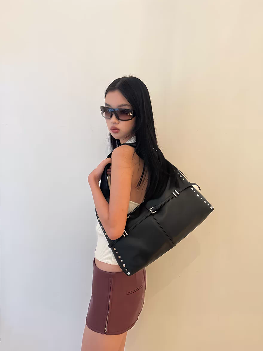 Kloaiio Black Faux Leather Zip-Top Shoulder Bag