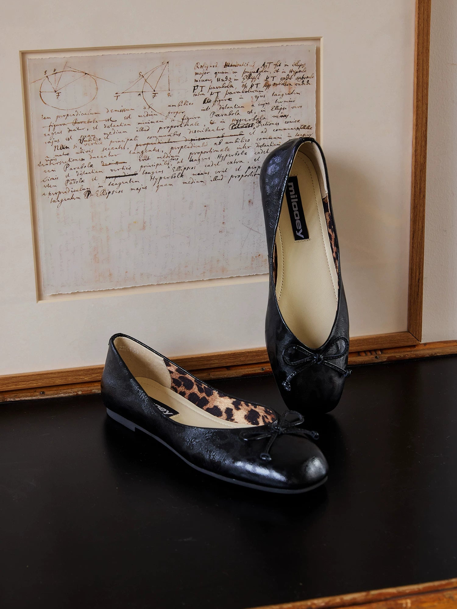 MILOOEY Leather Round-Toe Ballet Flat