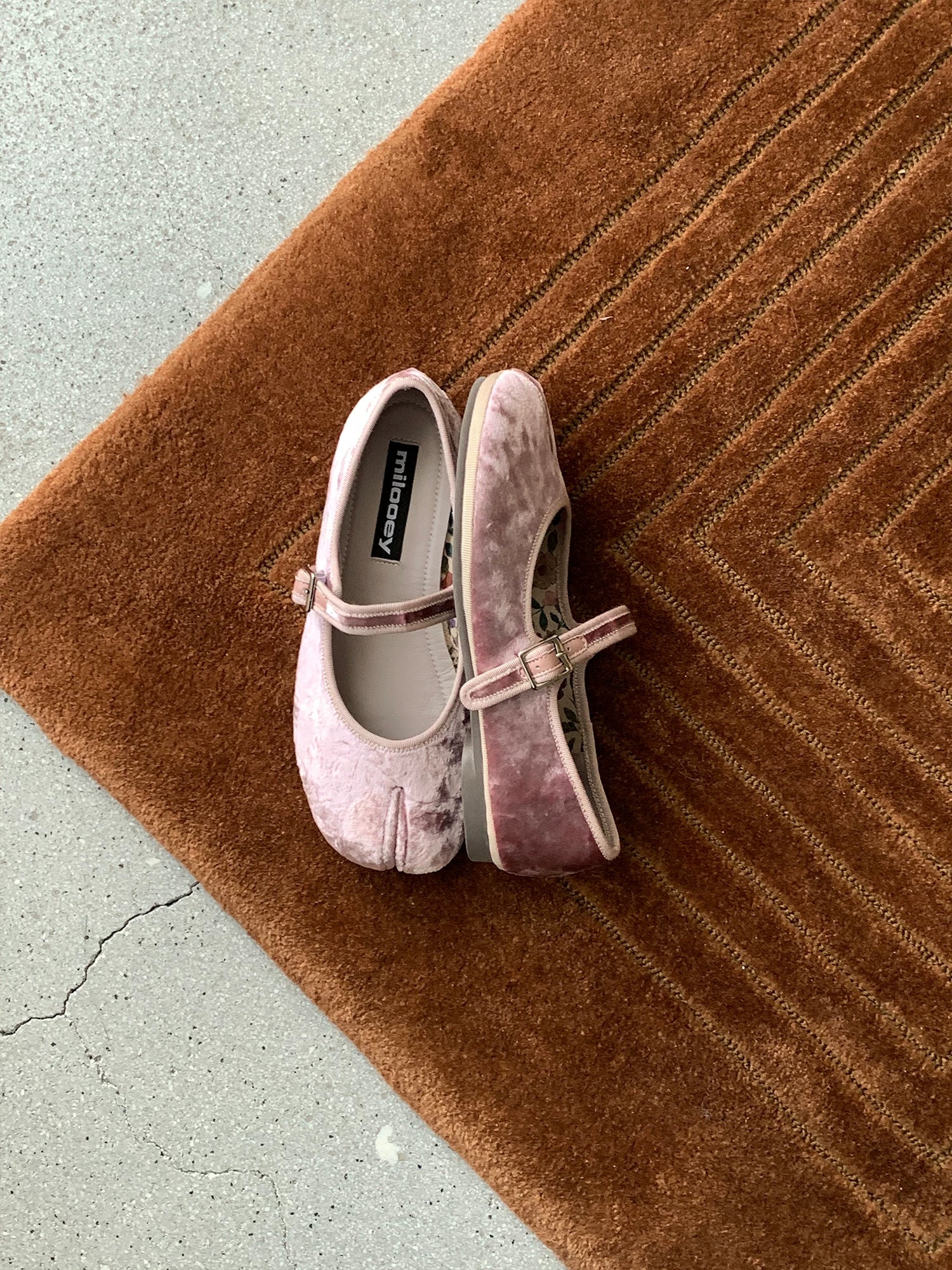 MILOOEY Leather Split-Toe Mary Jane Flat