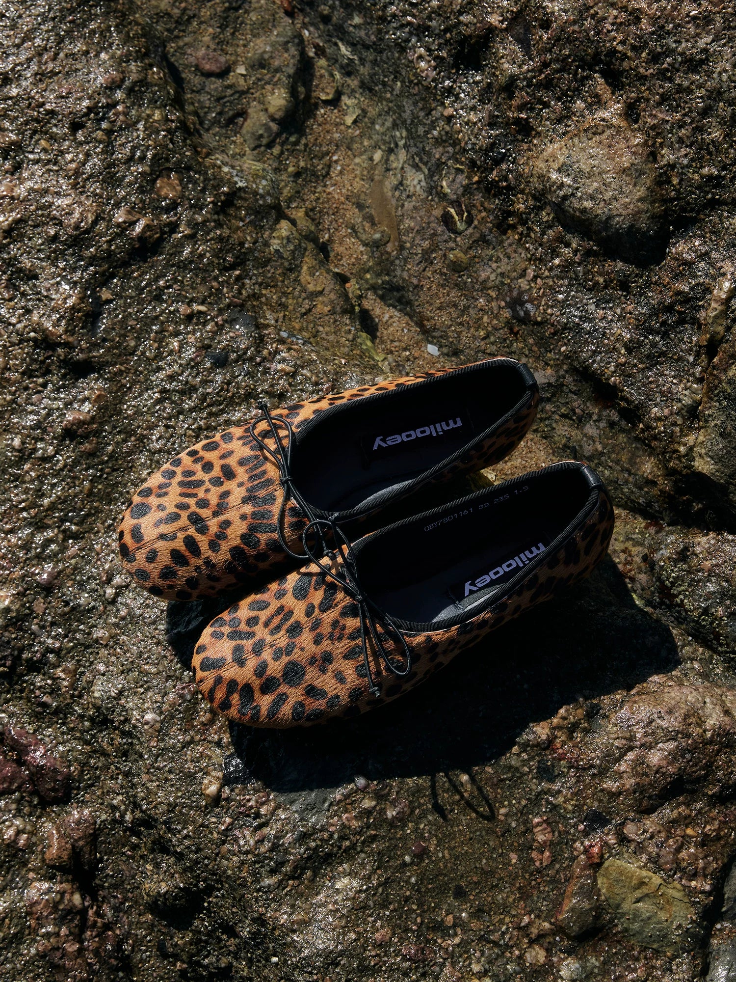 MILOOEY Leather Round-Toe Ballet Flat