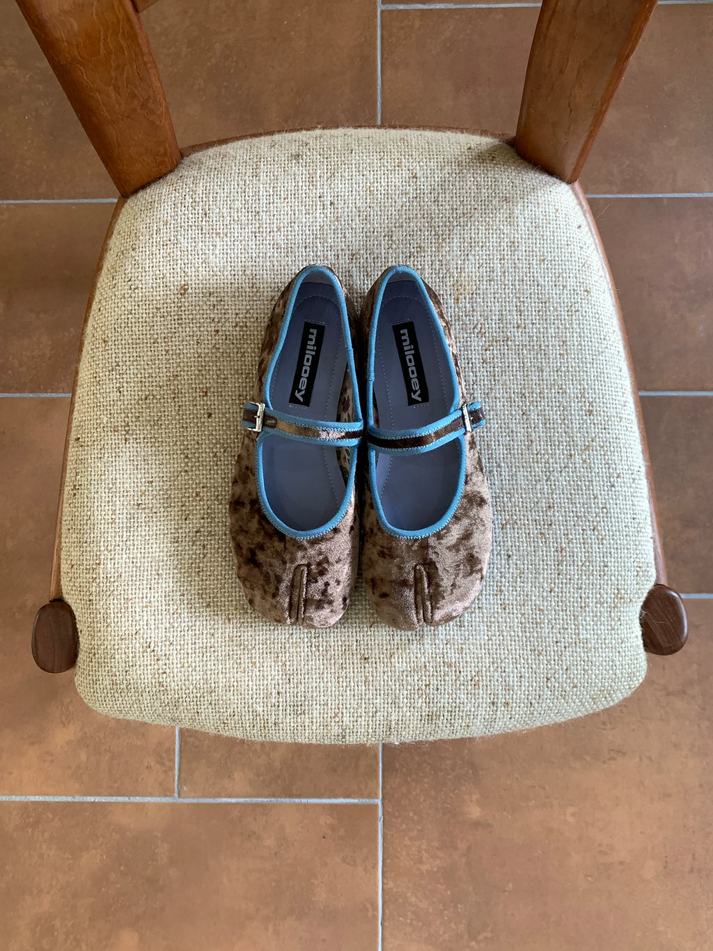 MILOOEY Leather Split-Toe Mary Jane Flat