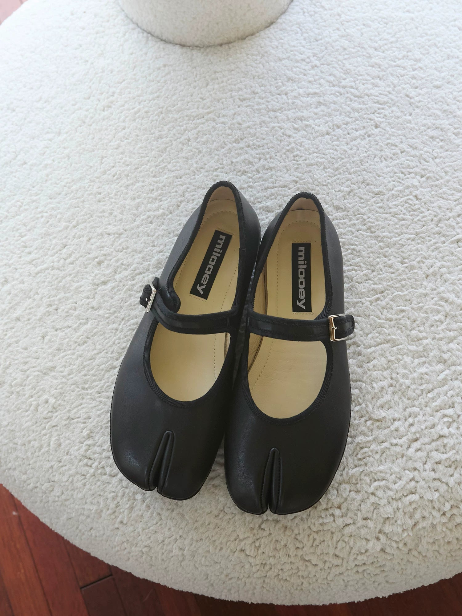 MILOOEY Leather Split-Toe Mary Jane Flat
