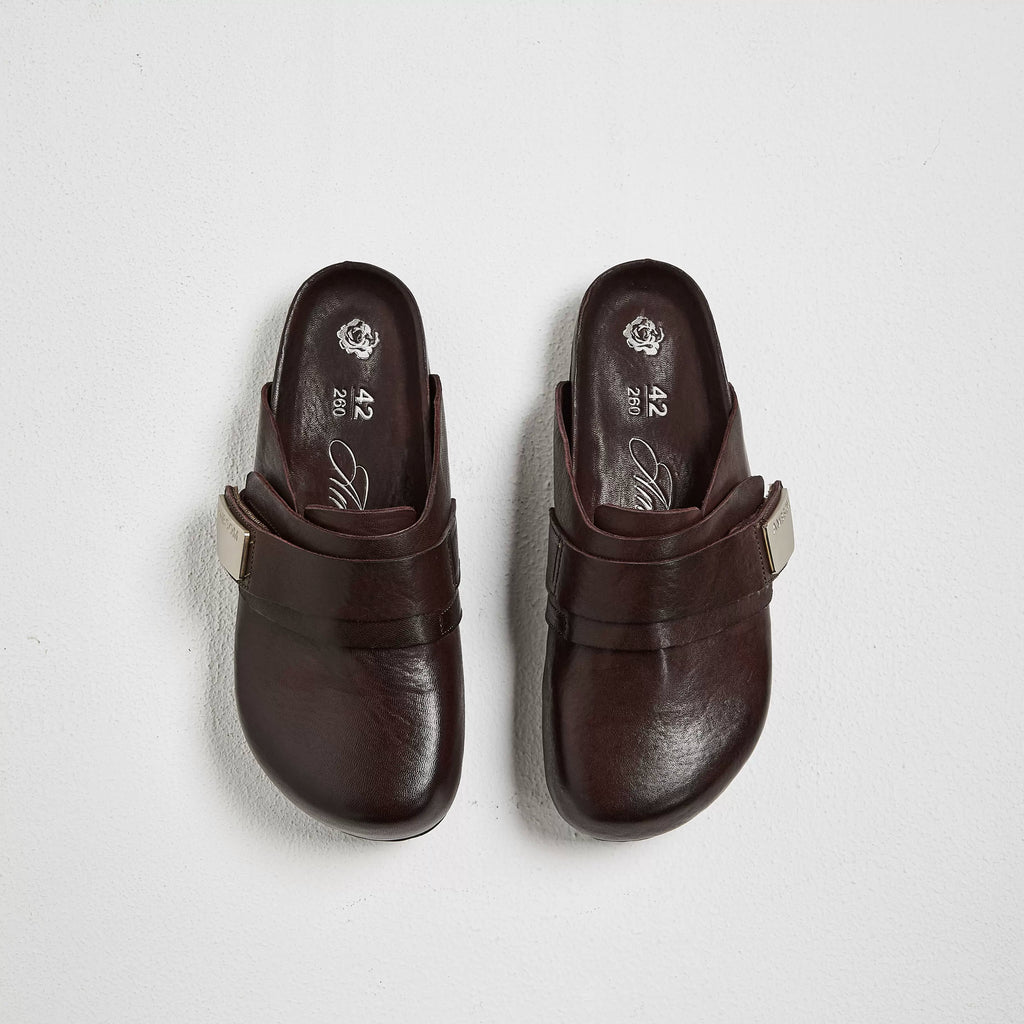 AMBSOM Leather Closed-Toe Clog