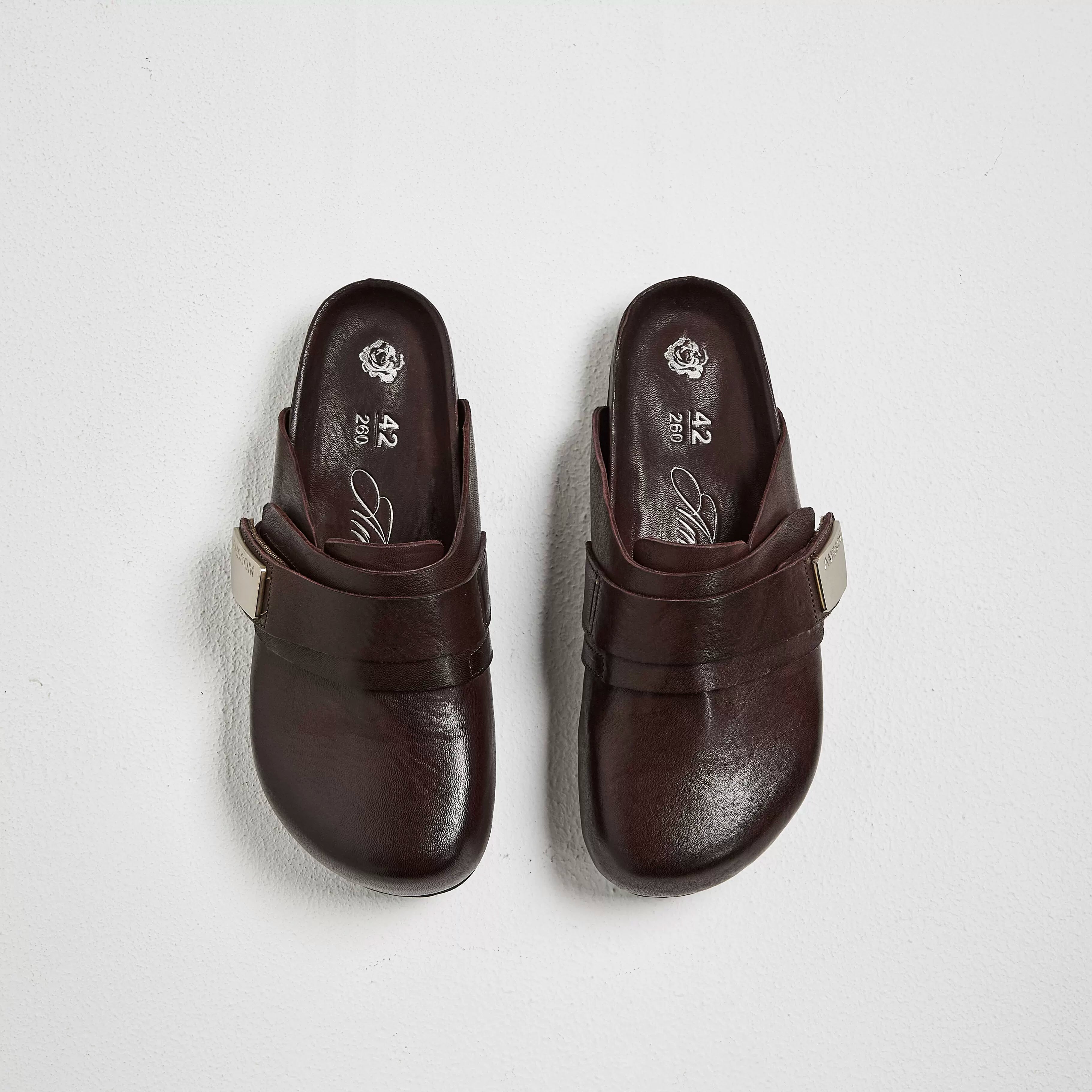 AMBSOM Leather Closed-Toe Clog