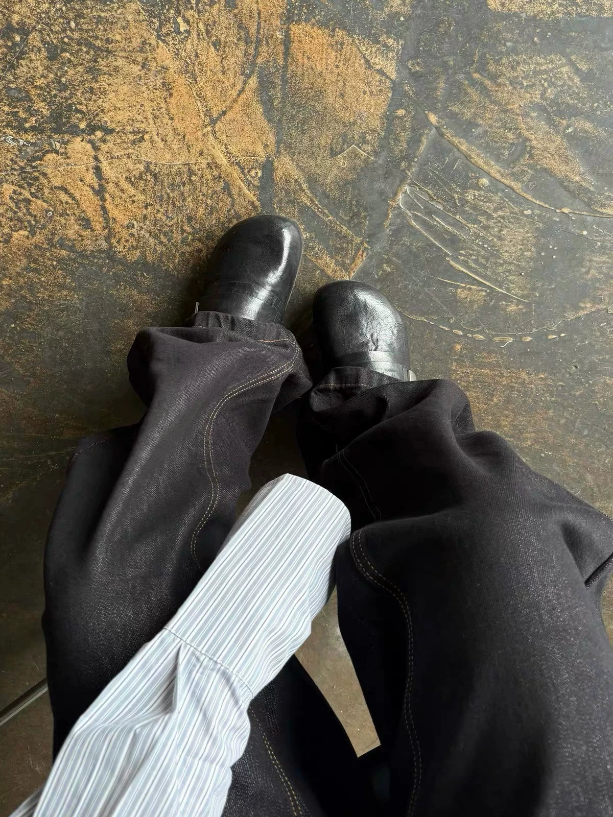 AMBSOM Leather Closed-Toe Clog