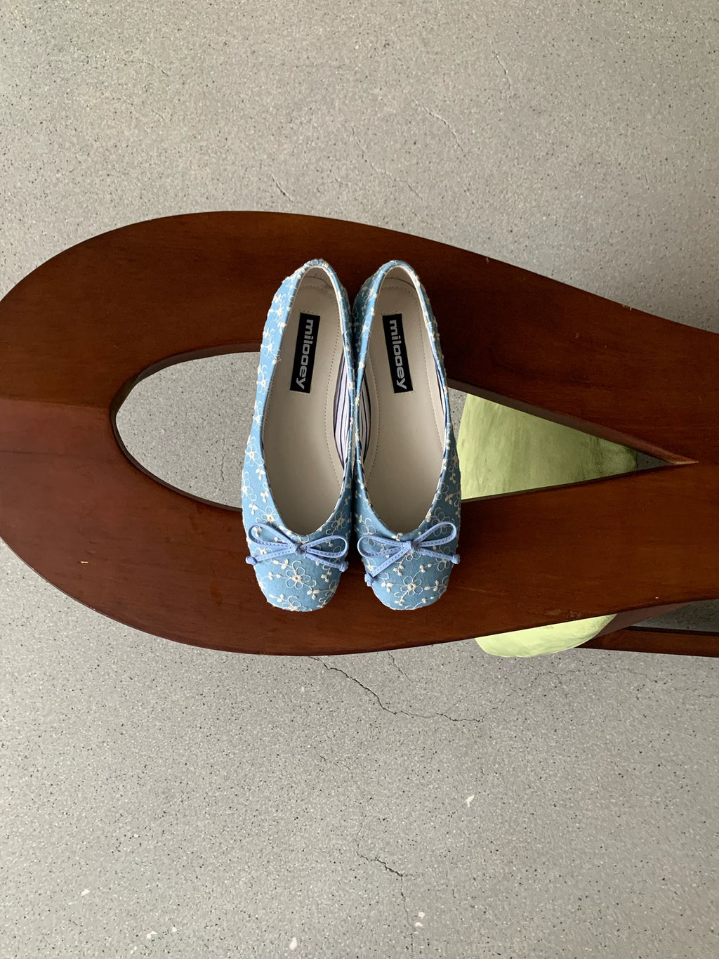 MILOOEY Leather Round-Toe Ballet Flat