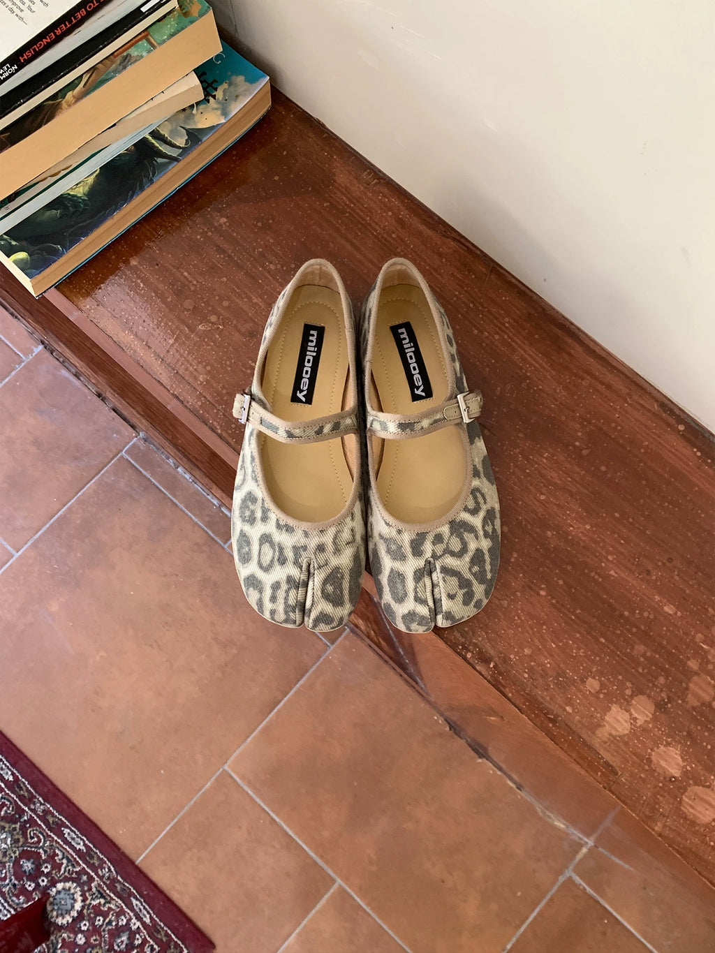 MILOOEY Leather Split-Toe Mary Jane Flat
