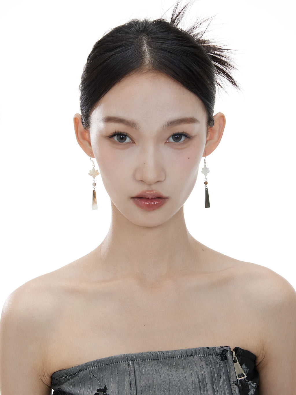 NO SOLUTION Natural Dish Shell Lotus Earrings