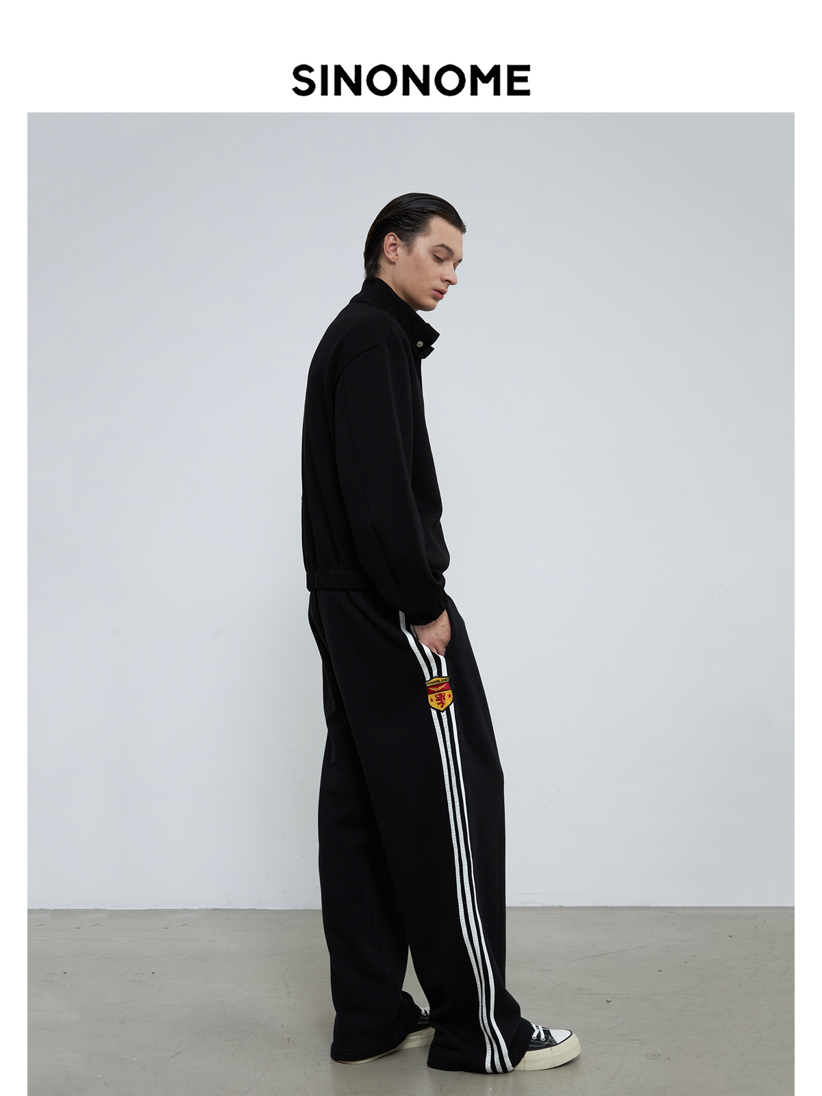 SINONOME Polished Badge Three-bar Sweatpants