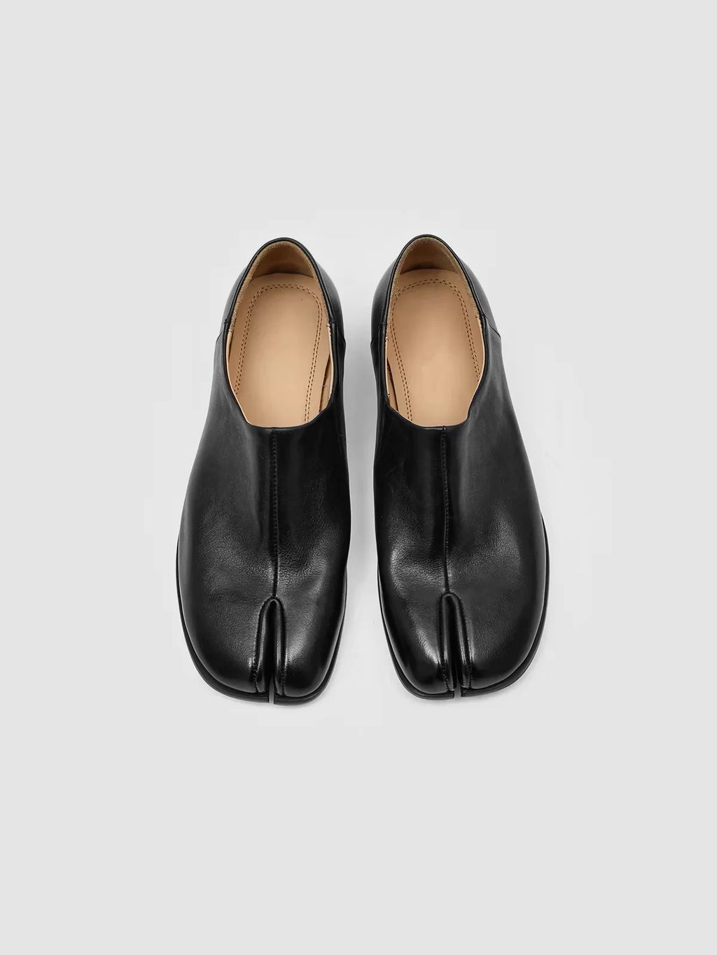 AMBSOM Lambskin Split-Toe Tabi