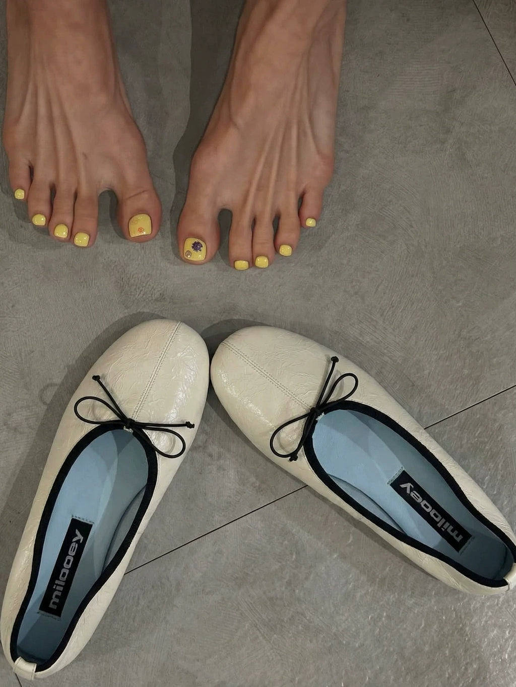 MILOOEY Leather Round-Toe Ballet Flat