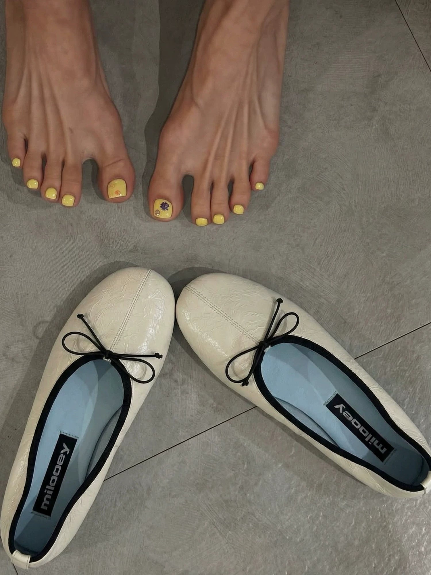 MILOOEY Leather Round-Toe Ballet Flat