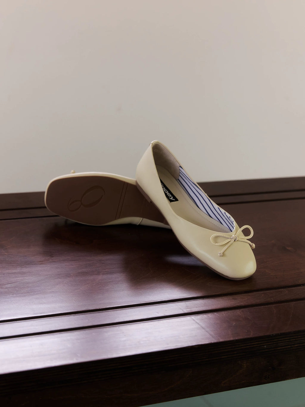 MILOOEY Leather Round-Toe Ballet Flat