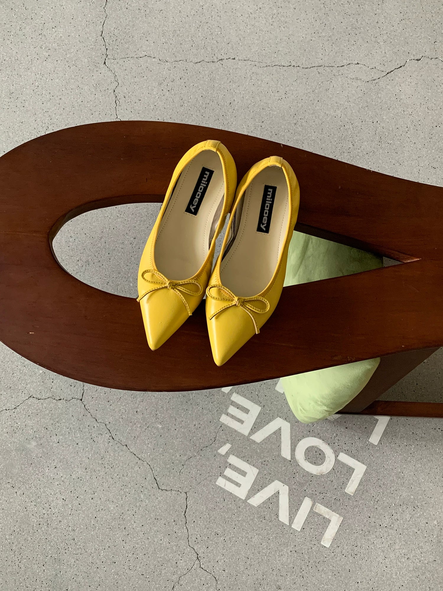MILOOEY Leather Pointed-Toe Ballet Flat