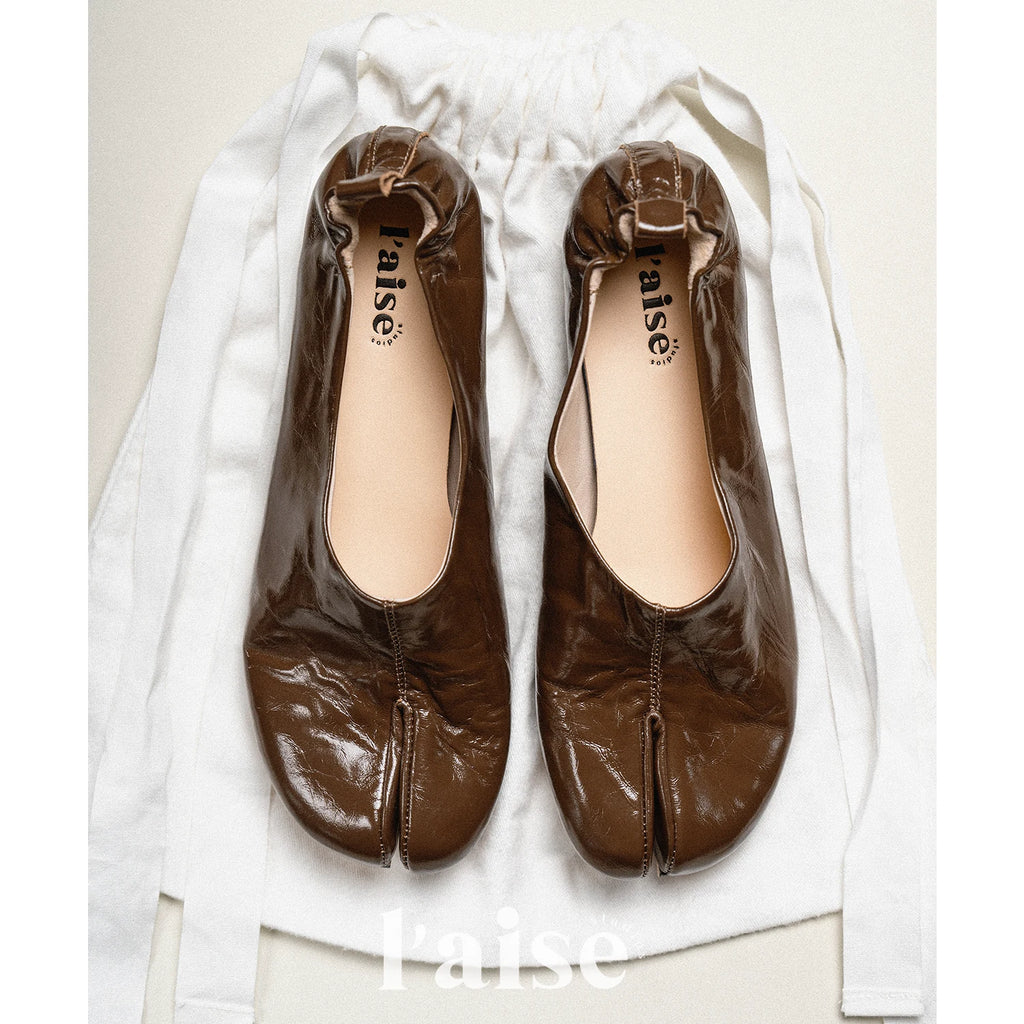 L'aise Wrinkled Patent Leather Split-Toe Low-Heel Tabi