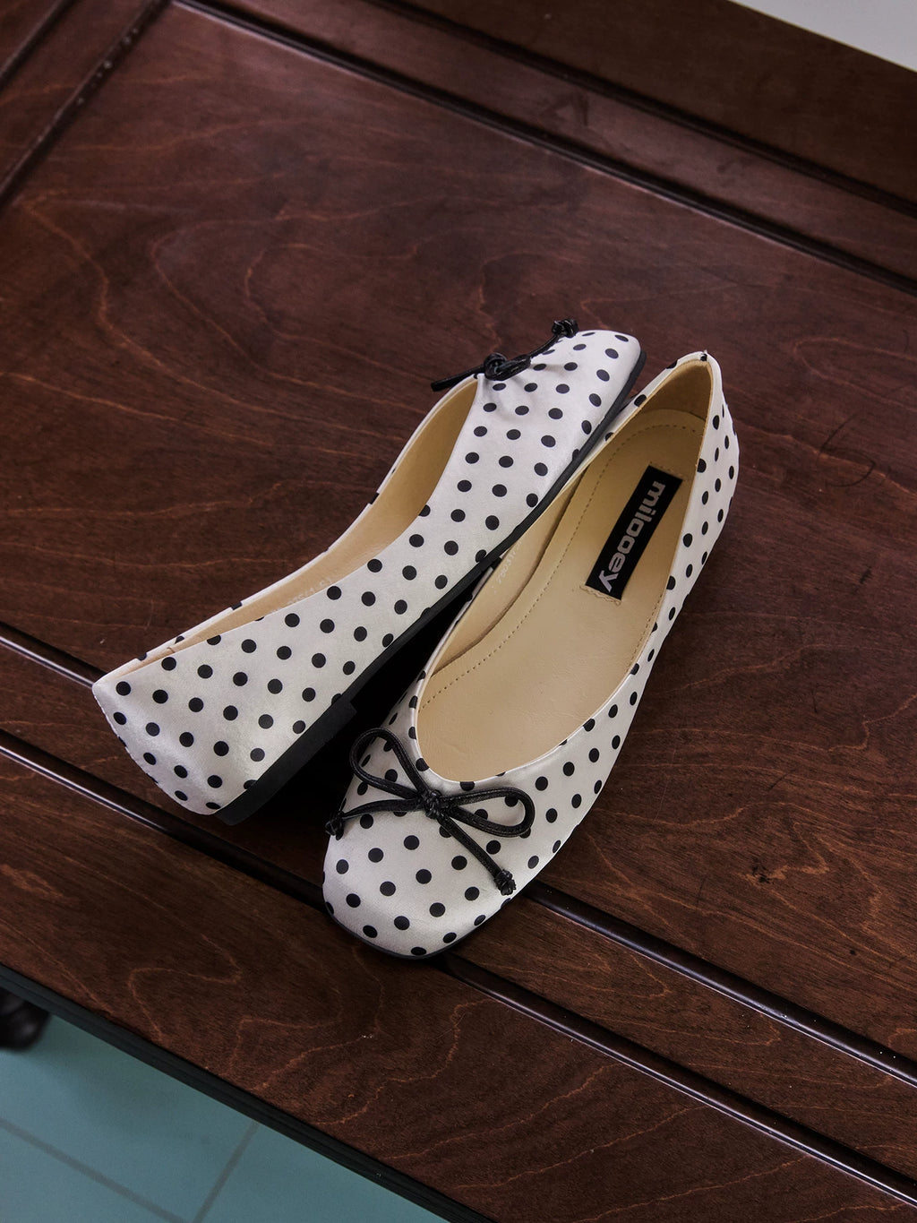 MILOOEY Leather Round-Toe Ballet Flat