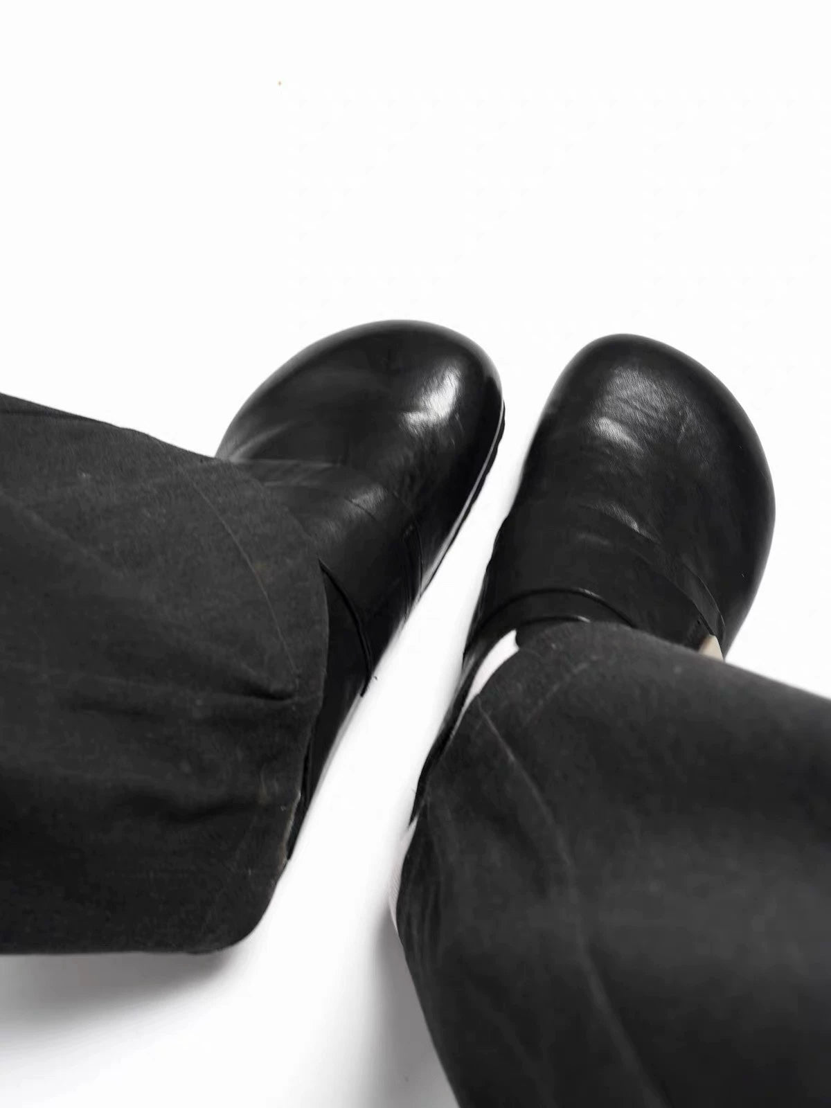 AMBSOM Leather Closed-Toe Clog